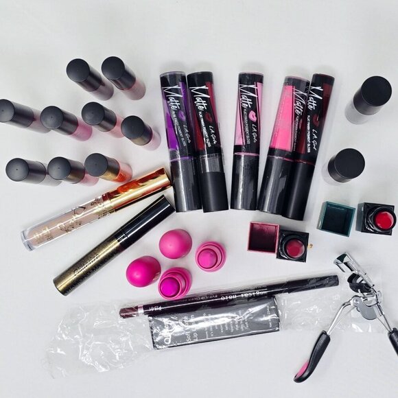 Lipstick Vault ✦ 22 Shades + Lipliner ✦ Glitter Mascara & Eyelash Curler Set NWT - Picture 1 of 13